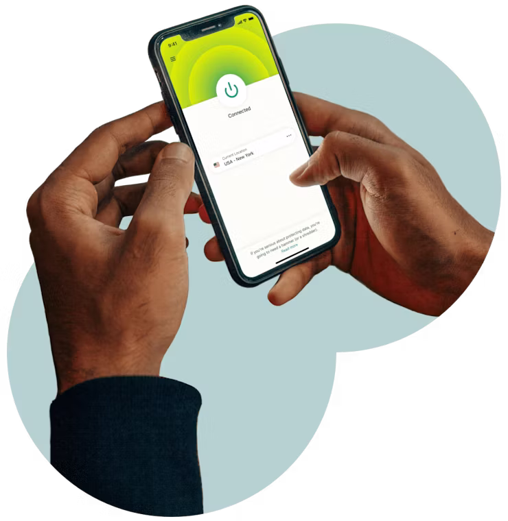 Joku käyttää puhelinta, jossa on ExpressVPN.